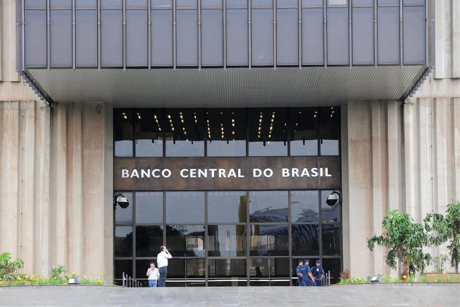 Depois de o Banco Central ter acelerado o ritmo de aperto monetário na última reunião do ano, economistas de instituições financeiras passaram a ver a taxa básica de juros mais alta em 2015, apontou a pesquisa Focus divulgada nesta segunda-feira; estimativa foi de 12% para 12,50%