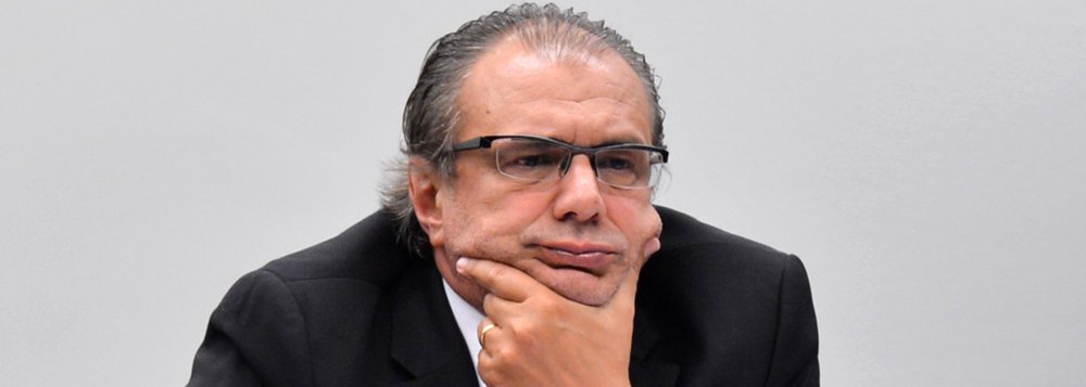 O executivo Pedro Barusco, ex-gerente da Petrobras, poderá entrar para o Guiness como o maior corrupto já descoberto no Brasil e, quiçá, um dos maiores do mundo; nesta quarta-feira, o Ministério Público anunciou o repatriamento de nada menos que R$ 182 milhões, a maior quantia já recuperada por autoridades brasileiras; ontem, ao depor na CPI da Câmara, ele disse sentir "alívio" por estar colaborando com a Justiça e demonstrou arrependimento por ter enveredado no mundo do crime; no entanto, suas contas na Suíça já haviam sido travadas antes da delação premiada e estavam bloqueadas desde que uma investigação holandesa apurou propinas pagas pela multinacional SBM; Barusco só decidiu contar sua versão da história depois que não tinha mais saída