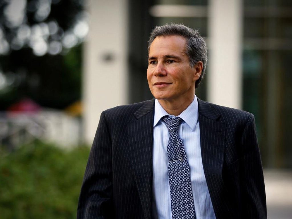 Uma perícia independente revelou que o promotor argentino Alberto Nisman, encontrado morto dias após ter acusado a presidente Cristina Kirchner de acobertar o suposto envolvimento do Irã em um ataque em 1994 a um centro judaico em Buenos Aires, foi assassinado, disse a ex-mulher do promotor; autoridades argentinas não apresentaram os resultados completos da autópsia oficial de Nisman, que foi achado morto em sua residência com um tiro na cabeça em 18 de janeiro.