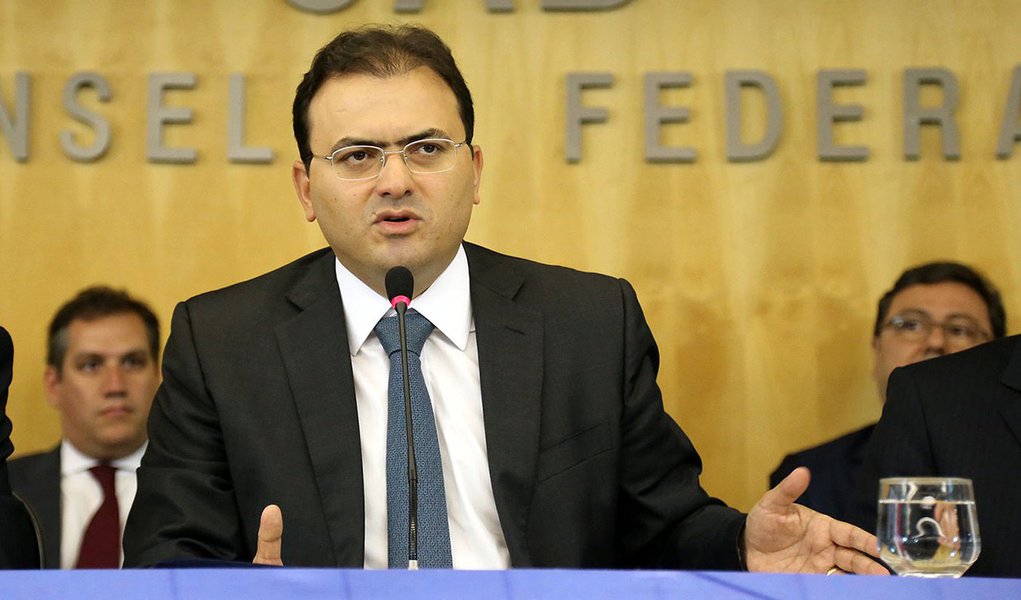 Marcus Vinícius Coêlho é o candidato mais forte para substituir, no Supremo Tribunal Federal, o ex-presidente Joaquim Barbosa, que se aposentou no ano passado; seu nome recebe o apoio do atual presidente, Ricardo Lewandowski; presidente Dilma deve anunciar o novo ministro na sexta-feira