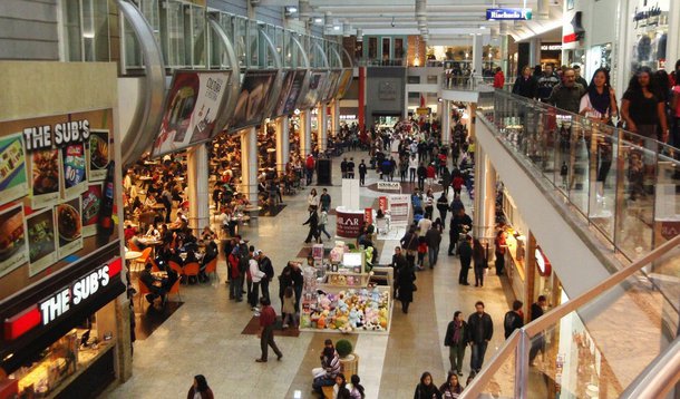 Uma pesquisa encomendada pela Associação Comercial do Paraná (ACP) apontou que a redução no volume comercializado para o Natal de 2014 foi de 2% em comparação ao Natal de 2013; consumidores também optaram por presentes mais baratos do que as estimativas do setor; era esperado que cada consumidor comprasse presentes de R$ 97 em média, mas o valor foi R$ 95; em 2013, o preço médio chegou R$ 128,00