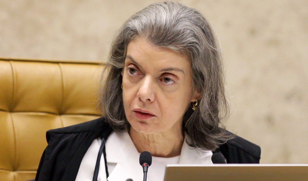 Considerando a decisão do Supremo que reconheceu a união homoafetiva como um núcleo familiar como qualquer outro, a ministra do STF Cármen Lúcia manteve decisão que autorizou um casal gay a adotar uma criança, independentemente da idade; caso chegou ao Supremo Tribunal Federal após o Ministério Público do Paraná questionar o pedido de adoção feito pelo casal em 2006. O MP-PR queria limitar a adoção a uma criança com 12 anos ou mais, para que esta pudesse opinar sobre o pedido