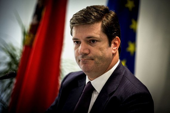 O escândalo "Swissleaks", que apura contas abertas junto ao banco HSBC na Suíça com o fim de fraudar o fisco, não ameaça fazer estragos apenas no Brasil; em Portugal, o secretário de Estado dos Assuntos Fiscais, Paulo Núncio, anunciou, nesta sexta-feira (27), que já teria recebido um dossiê com as informações sobre as contas de mais de 700 contribuintes portugueses que teriam contas abertas na filial suíça do HSBC