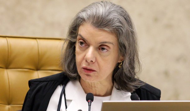 Considerando a decisão do Supremo que reconheceu a união homoafetiva como um núcleo familiar como qualquer outro, a ministra do STF Cármen Lúcia manteve decisão que autorizou um casal gay a adotar uma criança, independentemente da idade; caso chegou ao Supremo Tribunal Federal após o Ministério Público do Paraná questionar o pedido de adoção feito pelo casal em 2006. O MP-PR queria limitar a adoção a uma criança com 12 anos ou mais, para que esta pudesse opinar sobre o pedido