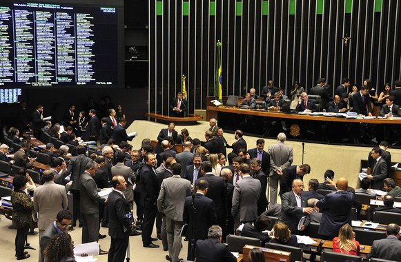 Foco do Plenário da Câmara dos Deputados a partir de terça-feira deve ser as medidas provisórias que fazem parte do ajuste fiscal e dificultam o acesso a benefícios como o seguro-desemprego e o seguro-defeso; MPs têm sido criticadas por parlamentares da oposição e da base aliada e por centrais sindicais; nas últimas semanas, ministros da área econômica vieram ao Parlamento para esclarecer dúvidas e defender as propostas do governo