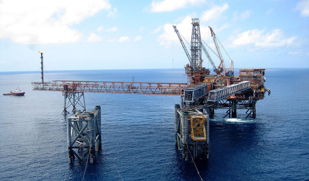 A produção média de petróleo no Brasil somou 2,469 milhões de barris por dia (bpd) em janeiro, 20,3% superior ao mesmo mês de 2014 e 1,1% inferior a dezembro, segundo boletim da produção da Agência Nacional do Petróleo, Gás Natural e Biocombustíveis (ANP) nesta terça-feira, 3; produção média de gás natural em janeiro foi a maior já registrada, de 96,6 milhões de metros cúbicos por dia (m³/d), crescimento de 20,2% frente um ano antes e alta de 1,5% se comparada ao mês anterior; cerca de 92,2% da produção de petróleo e gás natural foi proveniente de campos operados pela Petrobras