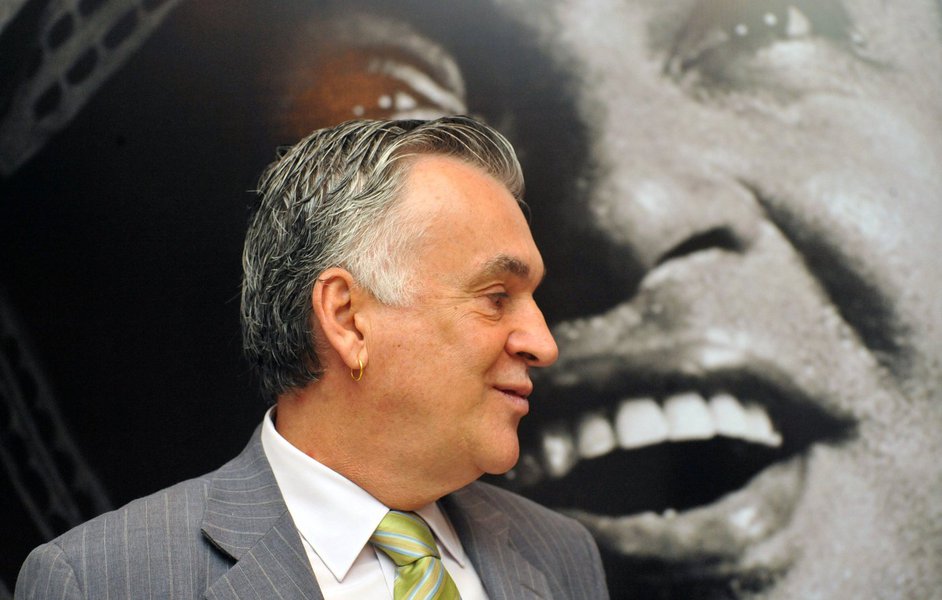 A escolha foi anunciada pelo ex-ministro da Saúde, Alexandre Padilha, em sua conta no Twitter; "A PR Dilma marcou um golaço retumbante, sonoro e espetacular ao anunciar Juca Ferreira como novo Ministro da Cultura. Parabéns, Juca!", disse ele; Juca Ferreira foi ministro da Cultura no governo Lula e comandava a área na prefeitura de São Paulo; quem deixa o cargo é Marta Suplicy, que se indispôs com a presidente Dilma ao apoiar publicamente o movimento 'Volta, Lula', antes da sucessão presidencial deste ano