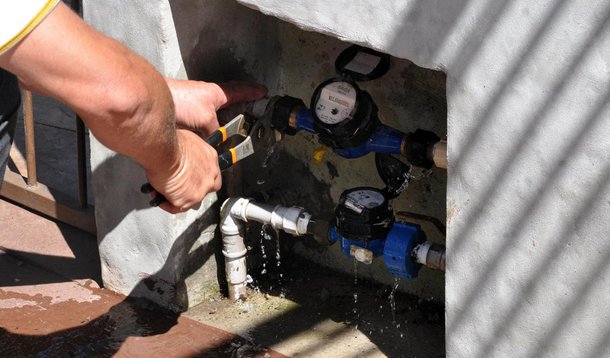 A Companhia de Saneamento Ambiental (Caesb) do Distrito Federal (DF) anunciou que investirá R$ 80 milhões na troca de 350 mil hidrômetros até 2016; o objetivo, segundo comunicado, é obter mais precisão e eficiência na medição do consumo de água, além de adequar a distribuição no DF de forma a garantir a continuidade e a qualidade no abastecimento; outra meta do programa de modernização anunciado pela companhia é reduzir o percentual de perda de água de 27,3% para menos de 20% em cinco anos