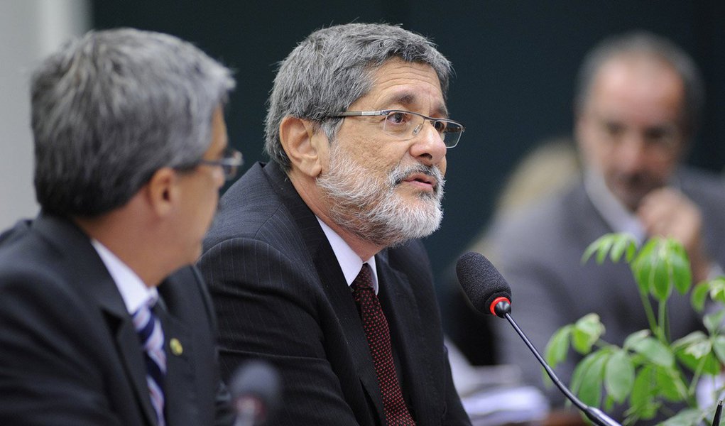"Não podemos confundir comportamento criminoso de alguns com o comportamento de uma empresa que está muito bem e funcionando”, disse o ex-presidente da Petrobras Sérgio Gabrielli na CPI que investiga o esquema de corrupção na estatal; Gabrielli alertou para o futuro da economia brasileira com os desdobramentos da Lava Jato no setor de petróleo e gás; "A paralisação desse setor pode impactar 1 milhão de postos de trabalho. Se desmontamos a cadeia de produção de petróleo e gás, teremos a substituição dos fornecedores atuais por fornecedores internacionais."; ex-presidente também defendeu a política de construção de refinarias pela Petrobras