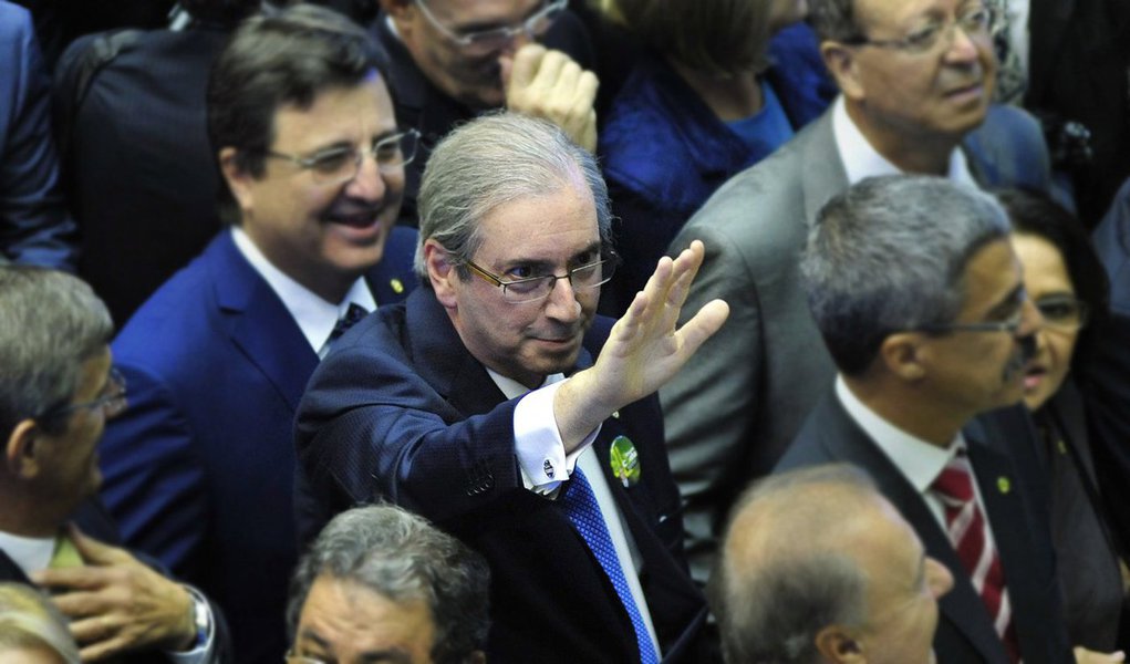 No mesmo dia em que leu o requerimento da nova CPI da Petrobras, Eduardo Cunha foi recebido pela presidente Dilma Rousseff e pelo vice Michel Temer no Palácio do Planalto. Não estava ali como quem se apresenta para uma eventual cooptação. Ele, que se tornou a terceira pessoa na linha de sucessão da República por mérito próprio, sem dever favores a ninguém, quer também governar, na parte que lhe toca. Pela primeira vez em muito tempo, o Legislativo voltará a legislar. O que significa que o centro de gravidade do poder começa a se deslocar em Brasília