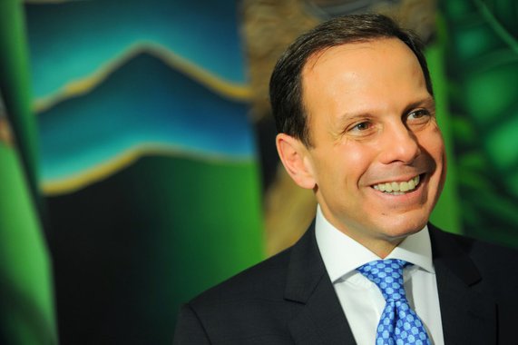Terminou nesta terça-feira, em Comandatuba, na Bahia, o encontro empresarial promovido pelo empresário João Doria Jr., que, pela primeira vez em 15 anos, não teve representantes nem do governo federal, nem do Partido dos Trabalhadores; irado, o empresário que, no governo Lula, se notabilizou pelo movimento Cansei, rotulou os petistas como "fujões"; o fato é que Doria conseguiu se tornar persona non grata no governo; o motivo é sua adesão escancarada à tentativa de golpe contra a presidente Dilma Rousseff; além disso, recentemente, surgiu a suspeita de que ele comercializaria lugares próximos a autoridades – o que foi negado pelo empresário