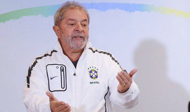 O ex-presidente Lula defendeu como mecanismos para dar um "salto de qualidade na democracia e na transparência" que o país realize a reforma política, sobretudo implantando o financiamento público de campanha, e a democratização dos meios de comunicação de massa; "Precisamos de uma reforma política, extremamente necessária para o país e para recompor a vitalidade da política. Para isso, o meu partido propõe o financiamento público de campanha. E não só isso, outro aspecto no qual não conseguimos avançar foi na democratização dos meios de comunicação. São seis famílias que detém quase o total do mercado dos meios de comunicação. Isso ainda precisa avançar muito", defendeu ele em entrevista publicada neste domingo (15)