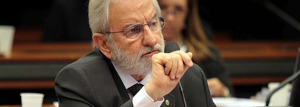 Deputado Ivan Valente (PSOL-SP) solicitou ao presidente da CPI da Petrobras, Hugo Motta (PMDB-RJ), que os deputados citados na lista encaminhada ao STF com pedido de abertura de inquéritos para investigar nomes citados nos depoimentos da Operação Lava Jato, se afastem da comissão; "Quem está sob investigação não pode exercer o papel de investigador de si mesmo", objetou; o pedido foi apoiado pelos líderes do PPS, Rubens Bueno (PR) e do DEM, Mendonça Filho (PE)