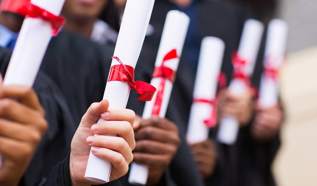 A Polícia Federal deflagrou operação para desarticular um esquema de venda ilegal de certificados de conclusão de ensinos técnico, médio e fundamental; a representação envolvia um ex-policial civil que foi preso em Governador Valadares, no estado de Minas Gerais; também foi cumprido mandado de busca e apreensão expedido pela 5ª Vara Federal de São João de Meriti, na Baixada Fluminense