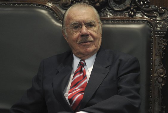 "É preciso proibir que os ex-presidentes ocupem qualquer cargo público, mesmo que seja cargo eletivo", disse o senador, em seu discurso de despedida da Casa; José Sarney (PMDB-AP) também defendeu o parlamentarismo, que, de acordo com ele, "é uma forma mais alta, nas crises que a democracia sempre tem, cai o governo mas não se cria a crise institucional de cair o presidente, de termos o trauma de se fazer aquilo que o povo já fez, que é a Presidência da República"