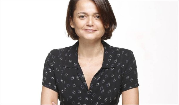 Jornalista Silvia Pilz "diz o que pensa" sobre os pobres que frequentam consultórios médicos; "Normalmente, [o pobre] se arruma para ir a consultas médicas e aos laboratórios", onde "provavelmente se sente em um cenário de novela"; tentando ser engraçada, ela afirma que pobre "faz drama, fica de cama" para não ir trabalhar quando tira sangue e que muitos sonham em "ter nódulos"; para arrematar seu desprezo, ela diz que "a grande preocupação do pobre é procriar"