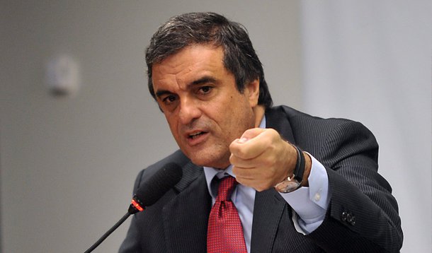 O ministro da Justiça, José Eduardo Cardozo, determinou à Polícia Federal a investigação de mensagens que têm circulado nas redes sociais nos últimos dias sobre um suposto confisco dos depósitos da caderneta de poupança e de aplicações financeiras; em nota, o ministério informou que Cardoso pediu a "imediata e rigorosa" apuração da origem dos boatos; “Tais informações são totalmente desprovidas de fundamento, não se conformando com a política econômica de transparência e a valorização do aumento da taxa de poupança de nossa sociedade, promovida pelo governo, através do Ministério da Fazenda”, diz o comunicado