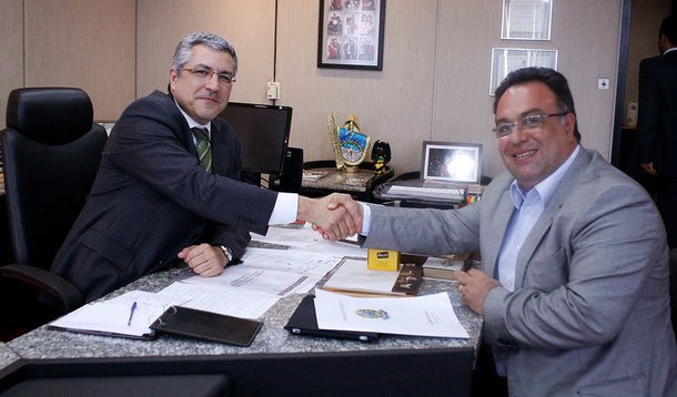 Em depoimento, o doleiro Alberto Youssef disse que o então ministro da Saúde Alexandre Padilha participou de reunião para tratar da regularização do laboratório Labogen junto ao ministério; encontro teria acontecido na casa do então deputado federal André Vargas (ex-PT-PR) em Brasília, na presença de Cândido Vaccarezza (PT-SP) e de Pedro Argese, um dos representantes do Labogen; em nota, ex-ministro nega