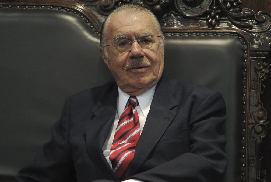 "É preciso proibir que os ex-presidentes ocupem qualquer cargo público, mesmo que seja cargo eletivo", disse o senador, em seu discurso de despedida da Casa; José Sarney (PMDB-AP) também defendeu o parlamentarismo, que, de acordo com ele, "é uma forma mais alta, nas crises que a democracia sempre tem, cai o governo mas não se cria a crise institucional de cair o presidente, de termos o trauma de se fazer aquilo que o povo já fez, que é a Presidência da República"