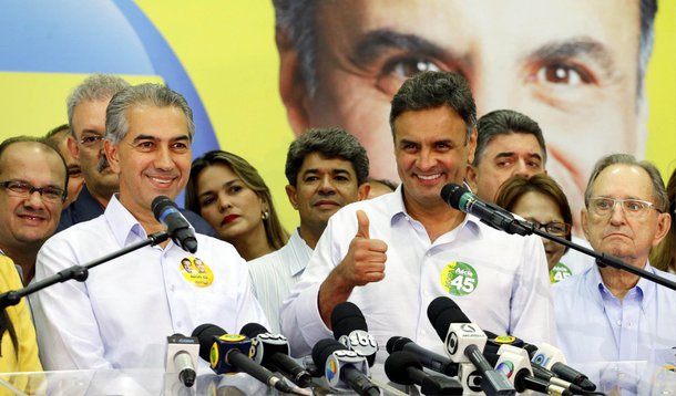 Presidenciável Aécio Neves (PSDB) rebateu nesta terça (21) os dados da pesquisa Datafolha divulgada ontem que mostra a presidente Dilma Rousseff (PT) à frente numericamente na disputa eleitoral; ela apareceu com 52% dos votos válidos e ele com 48%; o tucano disse que os institutos de pesquisa "devem uma explicação aos brasileiros" pelos "erros grosseiros" que vêm cometendo; "Não posso considerar queda uma candidatura que teve 30 e poucos pontos no primeiro turno e depois aparece com 50. A nossa candidatura foi a que mais cresceu; de acordo com ele, as pesquisas internas o colocam "com um margem enorme" à frente de Dilma