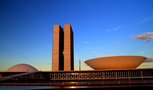 O Congresso Nacional que será empossado neste domingo (1º) é pulverizado partidariamente, liberal economicamente, conservador socialmente, atrasado do ponto de vista dos direitos humanos e temerário em questões ambientais; conclusão está na 6ª edição do estudo Radiografia do Novo Congresso, uma publicação do Departamento Intersindical de Assessoria Parlamentar (Diap); 'apesar da renovação de 46,78% na Câmara e de 81,48% no Senado, o que ocorreu foi uma circulação ou mudança de postos no poder, com a chegada ao Congresso de agentes públicos que já exerceram cargos em outras esferas do poder'