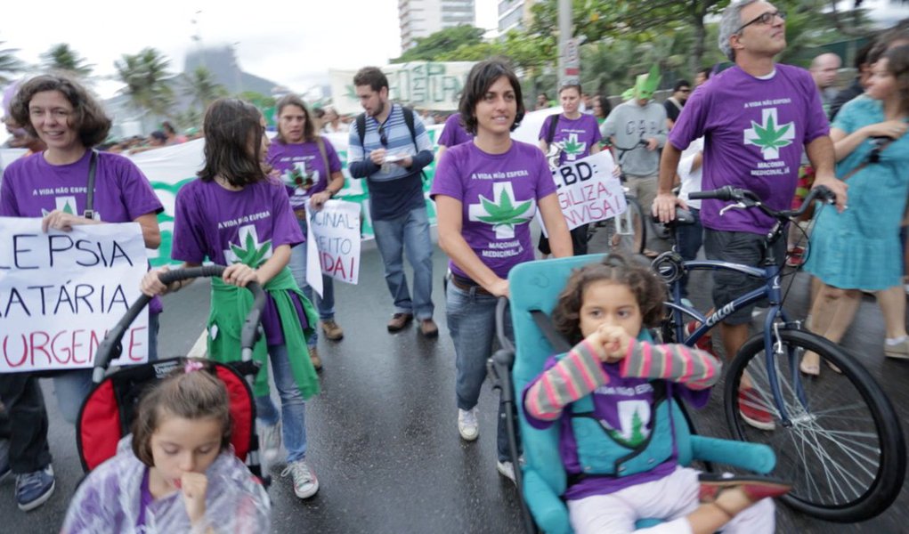 Maior parte da população brasileira (56%) é contra a venda de maconha para uso medicinal, mas 50% aprovam a liberação de remédios derivados da droga, mostra pesquisa Datafolha encomendada pelo Instituto de Ciências Tecnológicas e Qualidade Industrial; polêmica da maconha medicinal se acentuou no País após famílias conseguiram na Justiça autorização para importação do canabidiol, substância derivada da maconha e com eficácia comprovada contra algumas doenças neurológicas