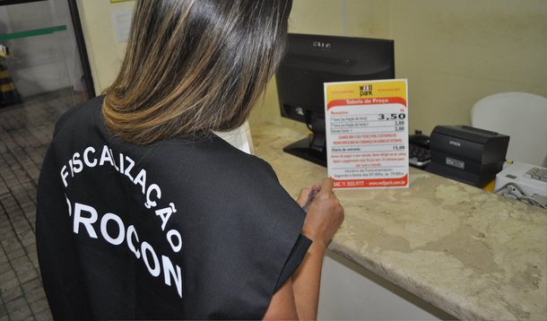 A Gerência de Proteção e Defesa do Consumidor (Procon-MA), órgão vinculado à Secretaria de Estado de Direitos Humanos e Participação Popular (Sedihpop), ingressou com Ação Civil Pública contra as operadoras de telefonia Oi, Tim, Vivo e Claro para impedir o bloqueio da internet em todo o Estado; a medida foi adotada após investigação preliminar, que apurou corte do acesso à internet quando a franquia do consumidor acaba, alterando, desta forma, os contratos que previam apenas redução na velocidade da internet
 
 
 