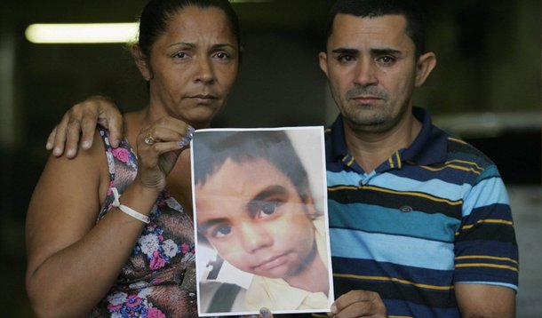 O promotor Homero das Neves, que acompanha as investigações sobre a morte do menino Eduardo de Jesus, 10, ocorrida no último dia 2, no Complexo do Alemão, disse que o tiro que atingiu o garoto partiu da arma de um policial militar; a certeza veio após a reconstituição, que durou oito horas nesta sexta (17);de acordo com o promotor, a certeza vem de relatos dos policiais, que afirmam que os traficantes estariam com pistolas. A polícia já sabe, a partir de perícia, que o menino foi atingido por um tiro de fuzil