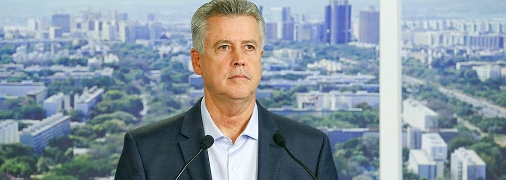 A primeira medida atingirá os cargos comissionados das administrações regionais da Fercal, Varjão, Sudoeste, Jardim Botânico e Estrutural; segundo o governador, o próximo bloco de administrações a terem corte será Ceilândia, Taguatinga e Plano Piloto; a iniciativa incomoda deputados distritais que têm por tradição a indicação dos cargos nas administrações, formando feudos político; o desconforto surge num contexto em que Rollemberg terá cada vez mais que negociar com a Câmara Legislativa durante seu mandato, mas o programa de governo prevalece