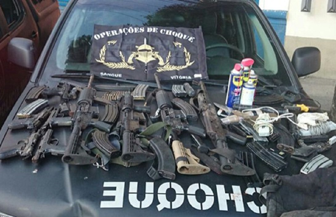 Quatro homens foram mortos durante tiroteio na comunidade da Mangueira, na zona norte da cidade do Rio de Janeiro, na madrugada deste domingo; PM informou que “houve confronto” e eles foram baleados, mas não deu detalhes sobre as circunstâncias das mortes; Batalhão de Choque apreendeu quatro fuzis, cinco pistolas, quatro granadas e munições