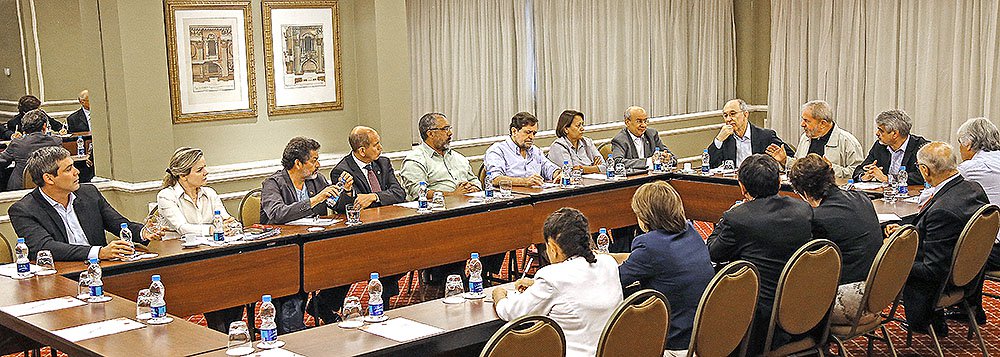 Em reunião com ex-presidente Luiz Inácio Lula da Silva, a senadora Gleisi Hoffmann (PT-PR) negou acusações de que tenha recebido R$ 1 milhão do doleiro Alberto Youssef para sua disputa ao Senado em 2010; ela se disse vítima de uma campanha