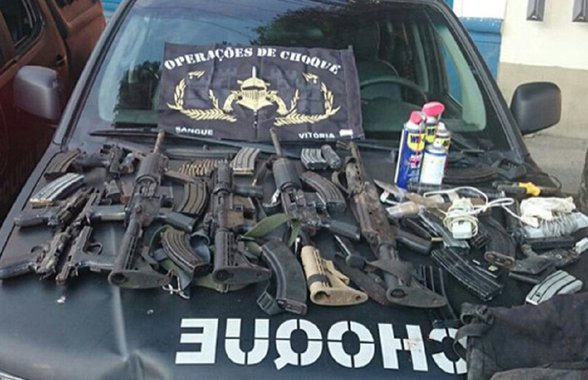 Quatro homens foram mortos durante tiroteio na comunidade da Mangueira, na zona norte da cidade do Rio de Janeiro, na madrugada deste domingo; PM informou que “houve confronto” e eles foram baleados, mas não deu detalhes sobre as circunstâncias das mortes; Batalhão de Choque apreendeu quatro fuzis, cinco pistolas, quatro granadas e munições