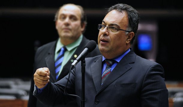 A Comissão de Constituição e Justiça da Câmara (CCJ) transferiu para amanhã (29), às 15h, a discussão e votação do parecer do deputado Sérgio Zveiter (PSD) ao recurso do deputado André Vargas (sem partido/PR); Vargas pede a anulação da decisão do Conselho de Ética que aprovou a cassação do mandato dele; a mudança de data ocorreu porque não houve quórum para deliberação