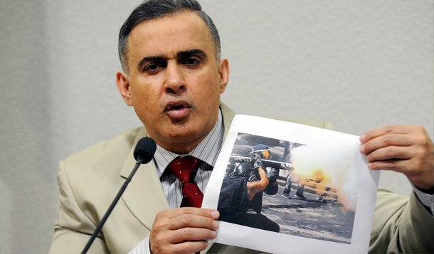 Representante da Defensoria do Povo do governo de Nicolás Maduro, Tarek William Saab, negou, no Senado, a prisão de lideranças políticas e disse que o país respeita os direitos humanos e a democracia; ele afirmou aos senadores que as notícias divulgadas pela imprensa sobre a Venezuela não correspondem à verdade, e que o país conta com um sistema eleitoral de "transparência digna"; representantes da oposição, que convidaram as esposas de líderes oposicionistas, sequer participaram da sessão