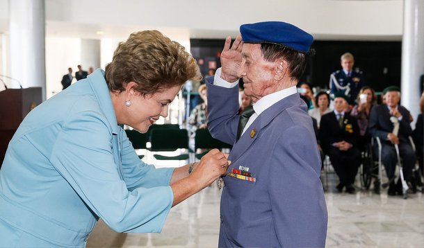 Quatro soldados brasileiros que lutaram na 2ª Guerra Mundial foram condecorados nesta sexta-feira 8 pela presidente com as insígnias da Ordem Nacional do Mérito; a cerimônia, no Palácio do Planalto, marcou os 70 anos do Dia da Vitória, comemorados em vários países; em seu discurso, Dilma Rousseff falou da honra em homenagear os "heróis" que ajudaram na luta "contra a discriminação e violência"