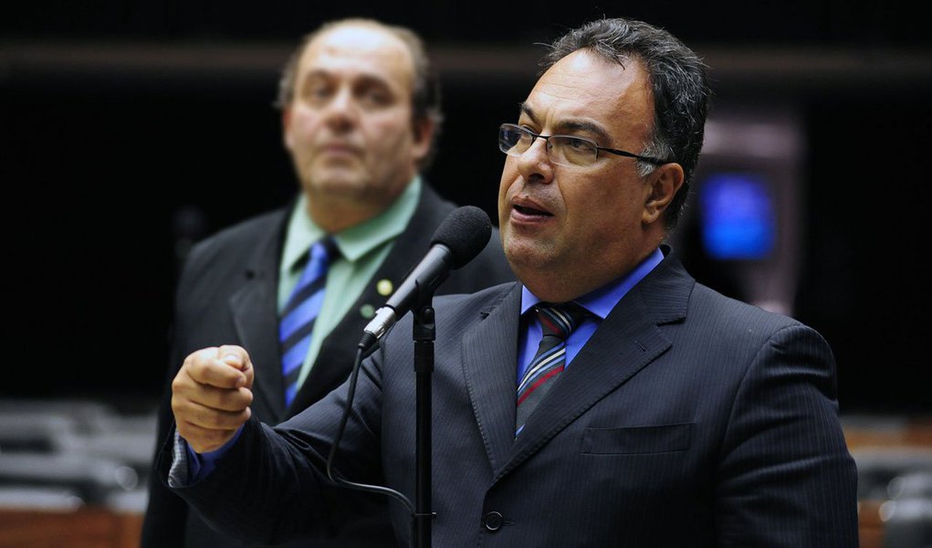 A Comissão de Constituição e Justiça da Câmara (CCJ) transferiu para amanhã (29), às 15h, a discussão e votação do parecer do deputado Sérgio Zveiter (PSD) ao recurso do deputado André Vargas (sem partido/PR); Vargas pede a anulação da decisão do Conselho de Ética que aprovou a cassação do mandato dele; a mudança de data ocorreu porque não houve quórum para deliberação