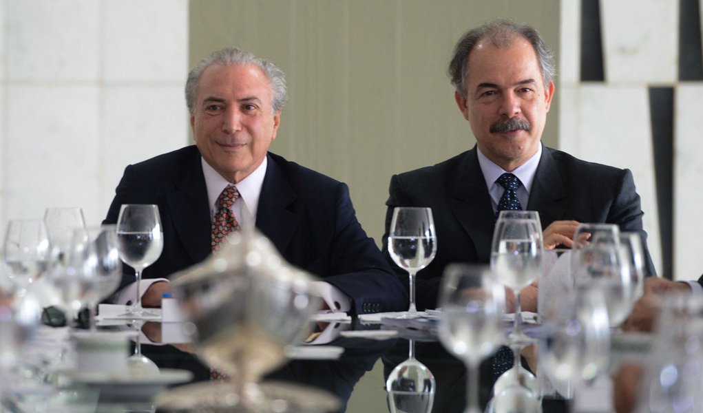 Vice-presidente Michel Temer (PMDB) está reunido nesta terça-feira, 17, com ministros e líderes da base aliada na Câmara; na pauta estão a reforma política, o pacote anticorrupção que o governo federal deve lançar e as medidas provisórias do ajuste fiscal; ministro da Justiça, Eduardo Cardozo, expôs detalhes de combate à corrupção como resposta às manifestações do último domingo