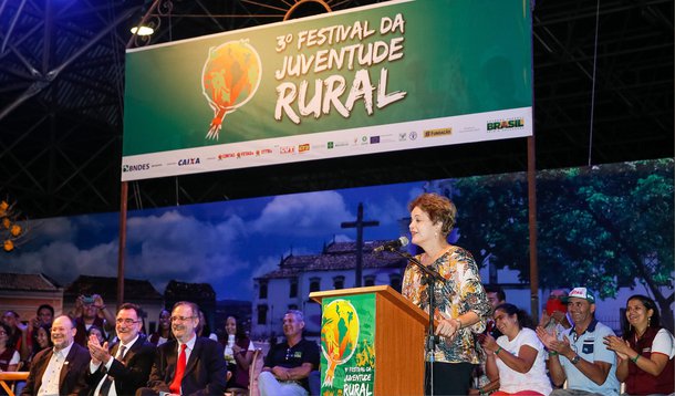 A presidenta Dilma Rousseff criticou nesta quarta (29) as propostas que reduzem a maioridade penal; segundo ela, “toda experiência demonstra que redução não resolve a questão da violência”; para Dilma, o combater a violência se resolve punindo rigorosamente os adultos que aliciam adolescentes para cometer infrações; “Defendemos que a pena seja agravada para o adulto que utilizar jovens como escudos dentro de uma organização criminosa. Não é reduzindo maioridade penal. É agravando pena para adulto que usou o jovem sabendo que, com isso, estava reduzindo seu raio de ação. Não se pode acreditar que a questão da violência que atinge o jovem decorre da questão da maioridade ou da redução dessa maioridade”, afirmou