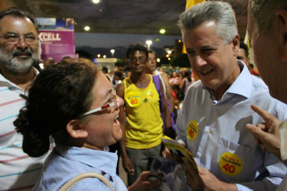 Na manhã desta segunda-feira, o candidato do PSB ao governo do Distrito Federal Rodrigo Rollemberg fez uma de suas ações de campanha favoritas: visitou a Rodoviária do Plano Piloto, local escolhido sempre que deseja fazer pronunciamentos sobre transporte público; o senador prometeu "radicalizar a transparência", colocando painéis em locais de grande circulação com todas as informações sobre contratos