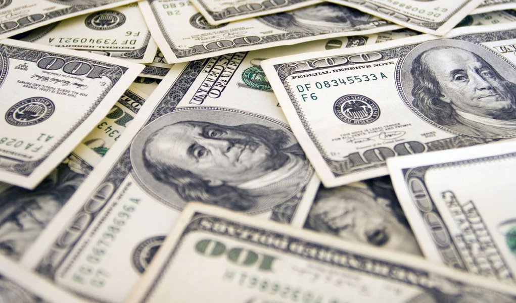 Depois de atingir R$ 2,99 ao longo do dia, a moeda norte-americana fechou pouco acima de R$ 3; dólar comercial encerrou esta quarta-feira 22 vendido a R$ 3,008, com queda de R$ 0,019 (-0,63%), no menor valor desde 4 de março, quando valia R$ 2,981