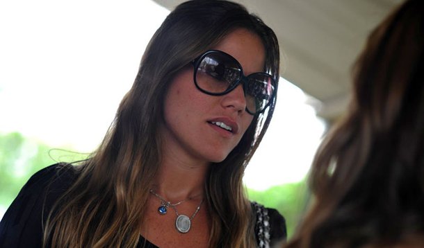 Marina Mantega, filha do ministro da Fazenda, compartilhou em sua página no Facebook texto de blog esportivo publicado em janeiro deste ano que afirma que Aécio Neves (PSDB), quando governador de Minas Gerais, teria sido internado em um hospital de Belo Horizonte para tratar da dependência química; após repercussão, ela apagou a mensagem e disse que foi “infeliz” 