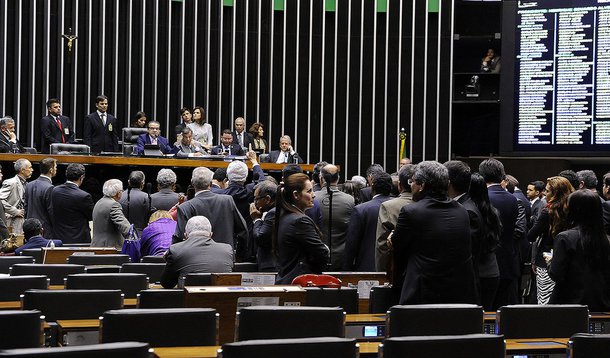 Na última semana de trabalhos legislativos antes do recesso do Congresso Nacional, pelo menos três matérias relevantes devem ser votadas pelos parlamentares; terça e quarta-feira serão votados o relatório final da Comissão Parlamentar Mista de Inquérito (CPMI) da Petrobras, a Lei de Diretrizes Orçamentárias (LDO) e o novo Código de Processo Civil (CPC)