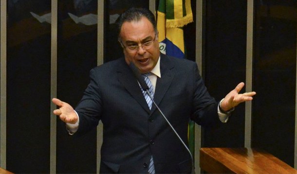 Deputado federal André Vargas (sem partido-PR) impetrou no STF um pedido de mandato de segurança contra decisão da Comissão de Constituição e Justiça (CCJ) da Câmara que rejeitou o recurso, no qual o parlamentar pedia a anulação da sua cassação prevista no parecer do Conselho de Ética da Casa; o pedido está nas mãos do ministro Luís Roberto Barroso