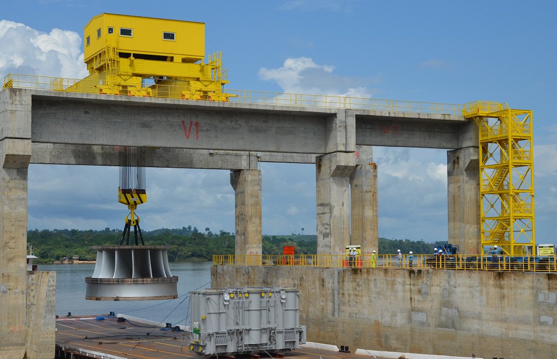 Usina de Belo Monte, em construção no Pará, deveria entrar em operação exatamente neste sábado com sua primeira turbina da hidrelétrica funcionando; no entanto, o projeto está atrasado; a própria Norte Energia, consórcio que administra a obra, afirma que a operação agora só deverá ocorrer em novembro; como não vai produzir essa energia, a concessionária pode ser obrigada a comprá-la no mercado à vista para entregar aos clientes, o que representaria um prejuízo milionário para seus acionistas