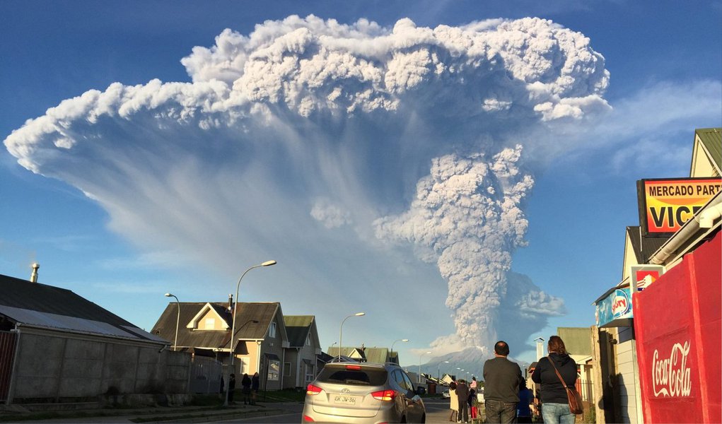O vulcão Calbuco, que entrou em erupção no Chile há três dias, continua expulsando cinzas e ainda existe o risco de nova atividade; as autoridades mantém a zona de isolamento de 20 quilômetros em torno do vulcão, além de outras medidas preventivas; erupção e posterior nuvem de cinzas afetaram as principais atividades econômicas da região como a agricultura, pecuária e piscicultura; cerca de 6,5 mil pessoas foram obrigadas a deixar suas casas; a nuvem de pó chegou à Argentina, ao Uruguai e ao Sul do Brasil