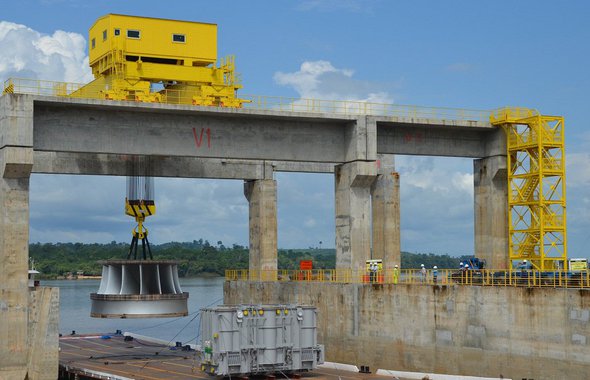 Usina de Belo Monte, em construção no Pará, deveria entrar em operação exatamente neste sábado com sua primeira turbina da hidrelétrica funcionando; no entanto, o projeto está atrasado; a própria Norte Energia, consórcio que administra a obra, afirma que a operação agora só deverá ocorrer em novembro; como não vai produzir essa energia, a concessionária pode ser obrigada a comprá-la no mercado à vista para entregar aos clientes, o que representaria um prejuízo milionário para seus acionistas