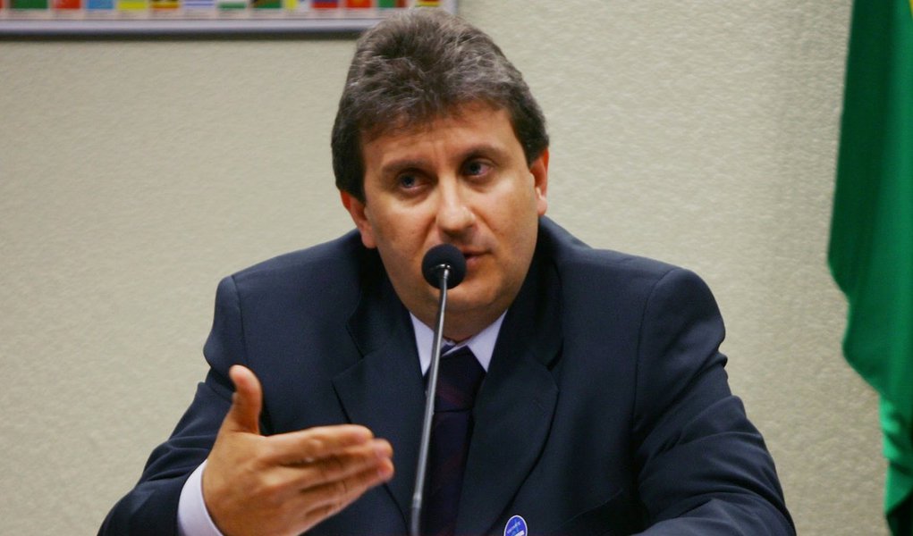 Doleiro Alberto Youssef não vai falar à Comissão Parlamentar Mista de Inquérito (CPMI) da Petrobras; advogados encaminharam petição ao presidente da CPMI solicitando que ele seja dispensado de ir a Brasília para o depoimento, uma vez que usará a prerrogativa de ficar calado; advogados alegam ainda que, na condição de colaborador da Justiça, Youssef tem direito a ter nome e imagem preservados e não ser fotografado ou filmado; Yousseff pediu "princípio da eficiência da administração pública"no sentido de que a CPMI evite os gastos "inócuos" de transportar o depoente em avião da Polícia Federal para um depoimento que não ocorrerá