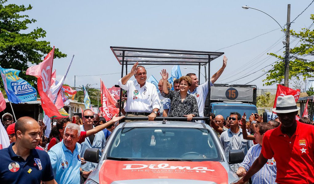 Presidente Dilma Rousseff, candidata à reeleição pelo PT, afirmou nesta segunda-feira, no Rio, que sua candidatura representa um projeto que tem as pessoas no centro de tudo, enquanto o adversário Aécio Neves (PSDB) é o representante daqueles que só pensam nos banqueiros e nos juros