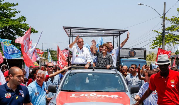 Presidente Dilma Rousseff, candidata à reeleição pelo PT, afirmou nesta segunda-feira, no Rio, que sua candidatura representa um projeto que tem as pessoas no centro de tudo, enquanto o adversário Aécio Neves (PSDB) é o representante daqueles que só pensam nos banqueiros e nos juros