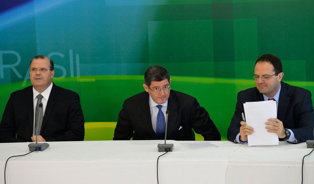 O governo publicou no Diário Oficial da União desta quinta-feira decreto sobre a execução do seu Orçamento limitando os gastos não obrigatórios até que o Congresso aprove o projeto de lei orçamentária para este ano; nova equipe econômica -- sob a batuta dos ministros Joaquim Levy (Fazenda) e Nelson Barbosa (Planejamento) e do presidente do Banco Central, Alexandre Tombini -- quer entregar um superávit primário equivalente a 1,2% do PIB neste ano e, nos dois seguintes, de 2%